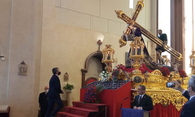 Ofrenda floral en nombre ciudad de Jaén a Nuestro Padre Jesús «El Abuelo» horas antes de su esperada salida procesional