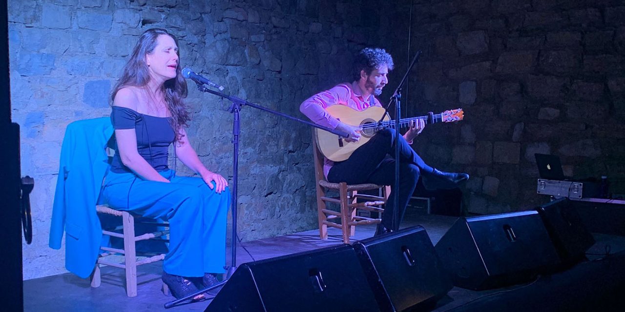 Clara Montes pone el sabor de sus letras en un concierto íntimo y a fuego lento en la Muralla del Infanta Leonor