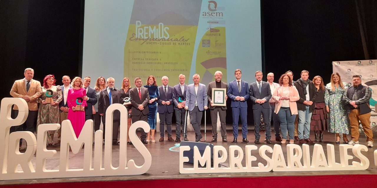 El presidente de la Diputación recibe la insignia de oro de la Asociación Empresarial Marteña
