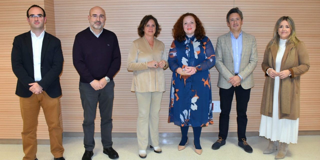 La consejera de Salud y Consumo se reúne con la presidenta de la Sociedad Andaluza de Oncología Médica