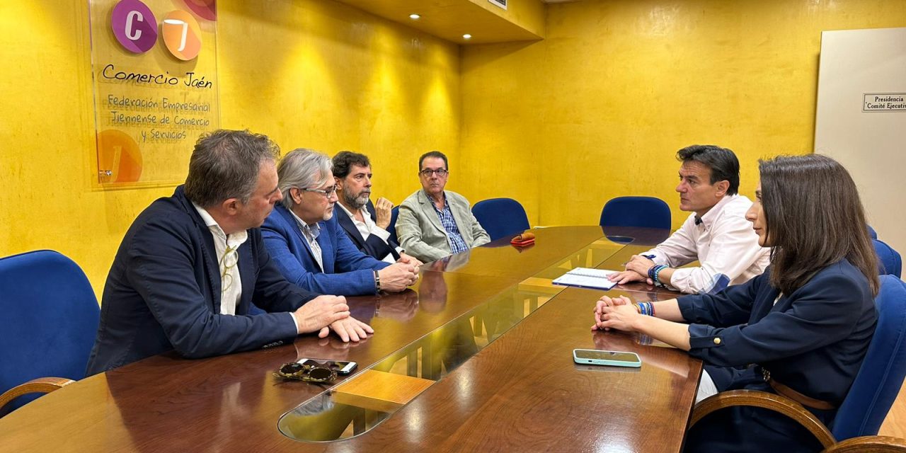 El candidato del PP analiza con Comercio Jaén el impacto del Jaén Plaza en el sector