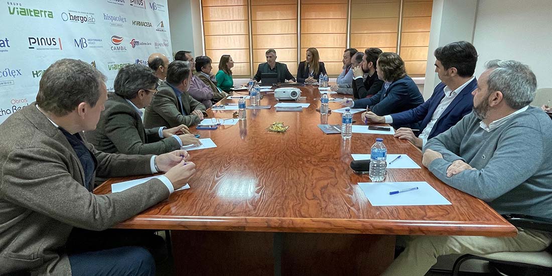 Agea expone a la Asociación de Constructores la inversión extraordinaria que realizará Diputación en su red viaria