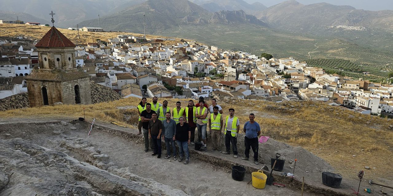 Reyes visita las excavaciones que se realizan en el Castillo de Bedmar a través del VIII Campo de Voluntariado