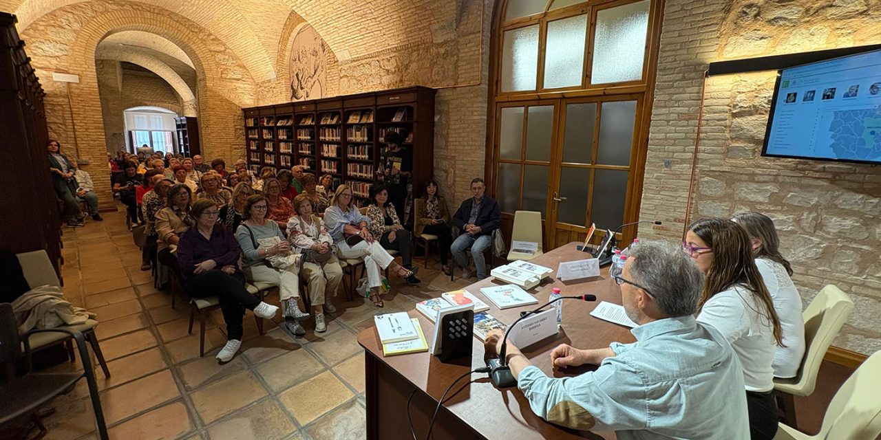 Más de 50 personas de clubes de lectura de Mágina participan en un encuentro con escritores de esta comarca