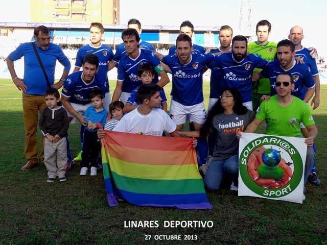 Linares Deportivo y miembros de Solidari@s Sport y Arco Iris