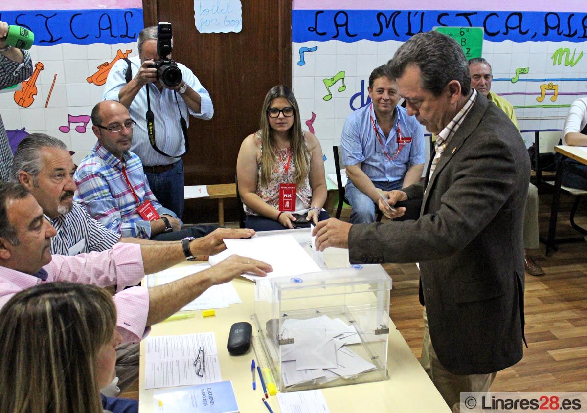 Juan Fernández votaba en el colegio Ciudad de Linares
