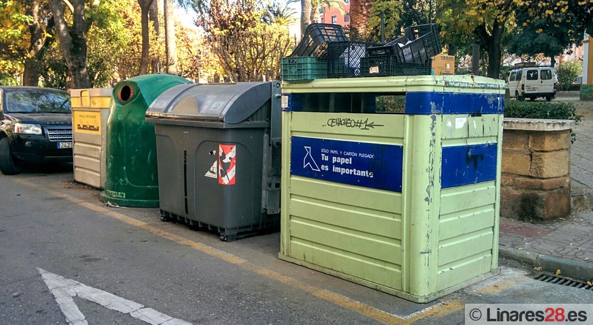 Contenedores de basura en la Plaza de Colón de Linares